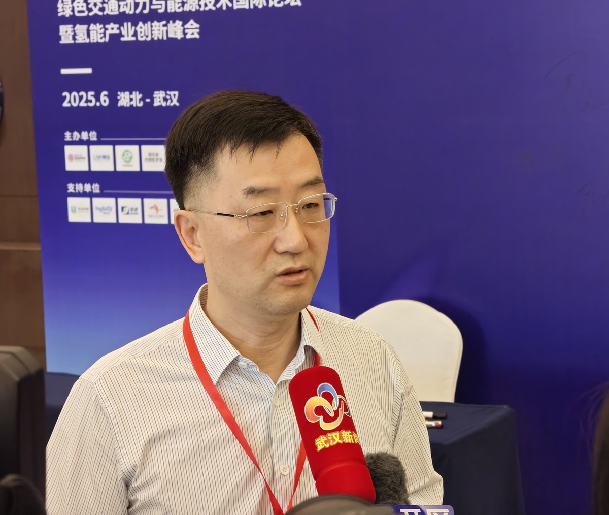 对下面这段话进行改写。国家卫生计委副主任、国家中医药管理局局长王国强强调要加强中医信息化顶层设计做好中医药信息化‘十三五’规划编制工作。 9国家中医药管理局也在2016年底制定了有关中医药信息化的方针政策来保护和发展中医药中医药的传播和发展朝着数字化和信息化方向发展是大势所趋。但就目前状况来看情况却不容乐观。