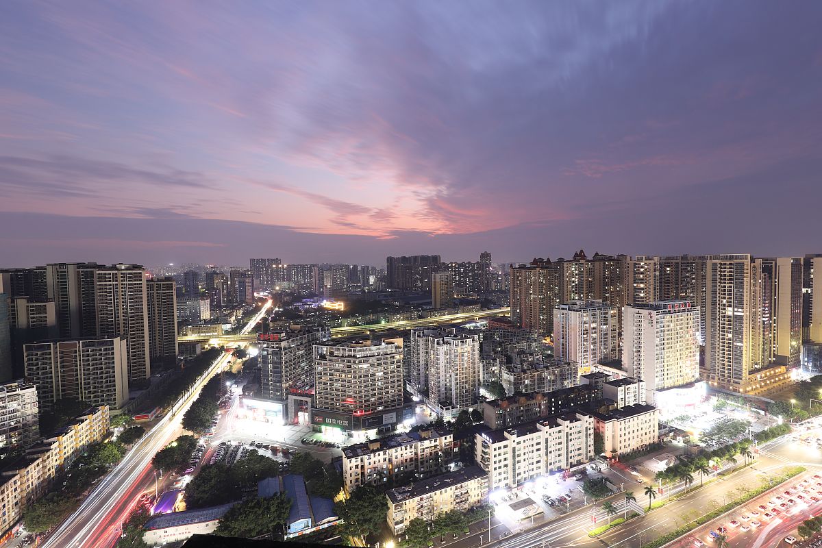 2021年11月14日,南宁,西乡塘城市夜景.