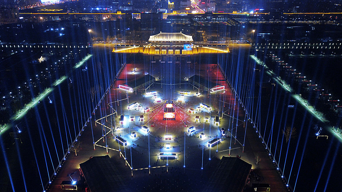 2019年2月1日,西安.灯光秀与古典建筑遗址交相辉映.