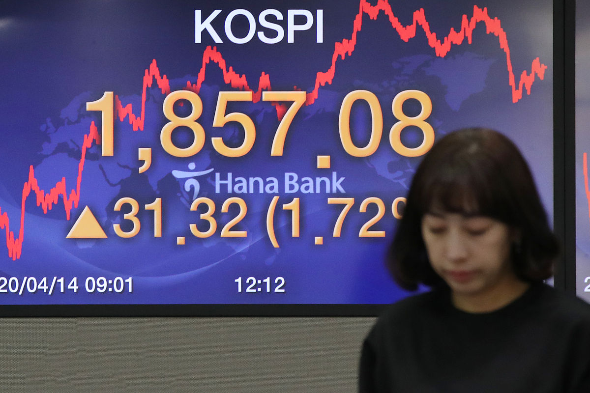 当地时间2020年4月14日,韩国首尔,银行交易厅显示的股市信息. 1.72%  