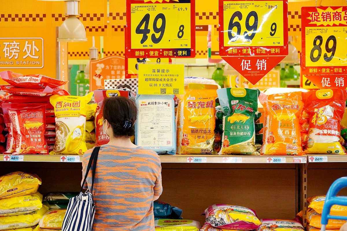 帮我写一个视频脚本 主题是周一会员日全场商品千余种68折起