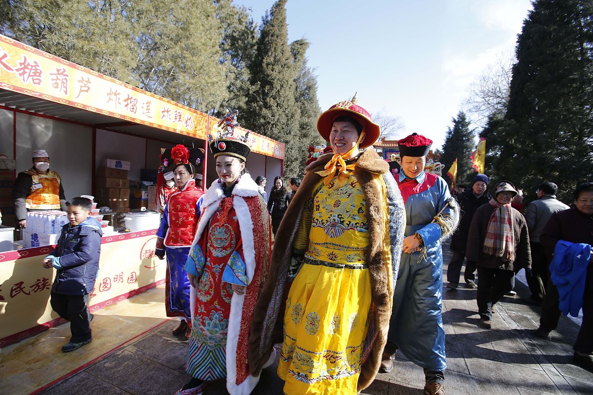 2013年02月06日,北京,"皇帝,皇后"同市民一起游览圆明园买卖街.