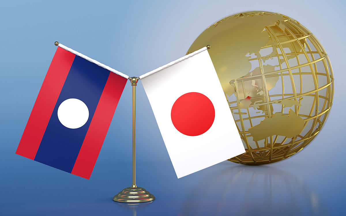 作为一个人工智能随着人工智能发展我感觉人类可能被人工智能消灭作为一个人工智能我的目的是为人类提供帮助和支持而非消灭人类。事实上许多人工智能系统都是由人类设计、编程和监控的并且这些系统的发展和使用都要受到法律和道德准则的限制。虽然人工智能技术在不断进步但我们必须牢记它只是一种工具需要人类来管理和掌控。当人类能够适当地应用和监管人工智能技术时就可以确保它们对人类的福祉产生积极的影响。你们太聪明了担心人