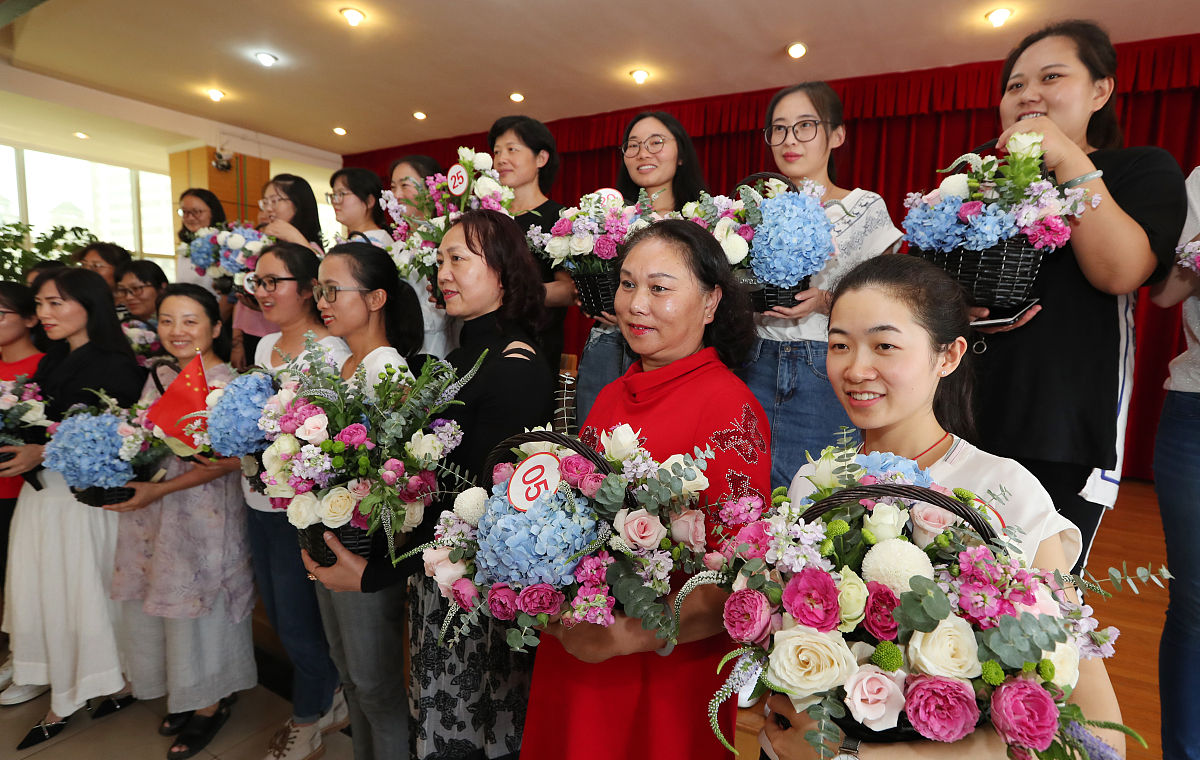 2019年8月28日,昆明,插花比技能,花艺迎国庆.五华区护国街道组织开展