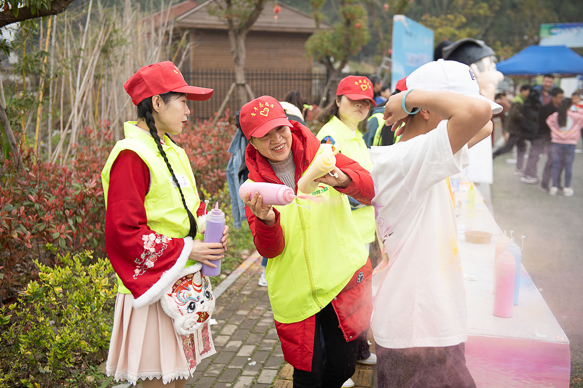2021年3月14日,福建南平,在武夷山市五夫镇参加"彩虹跑"的人们.