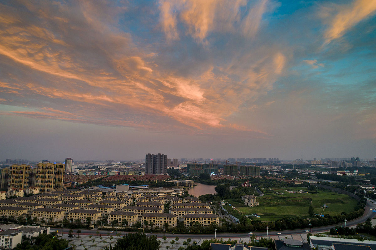 2018年7月16日,江苏淮安,傍晚天空出现壮观火烧云景象.俗话说,"朝霞不