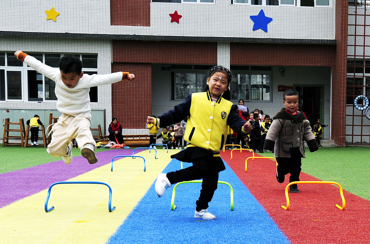 根据下面内容洗稿重新写一篇全新文章一小学为脑瘫女孩开一场单独的运动会：只有她一个人的30米赛。小雅全力奔跑两侧老师同学为她加油鼓劲为她！只为她一个人的胜利！重庆市万盛经开区一小学正在举办2023年春季学期运动会对于大多数同学来说参赛项目与往年相同而今年有个异乎寻常的地方就是多了一位特殊的运动员：小雅。小雅是一名脑瘫患儿在平常的运动中她因为自己的身体状况都不方便参与这次全校的运动会学校为了不放弃让每