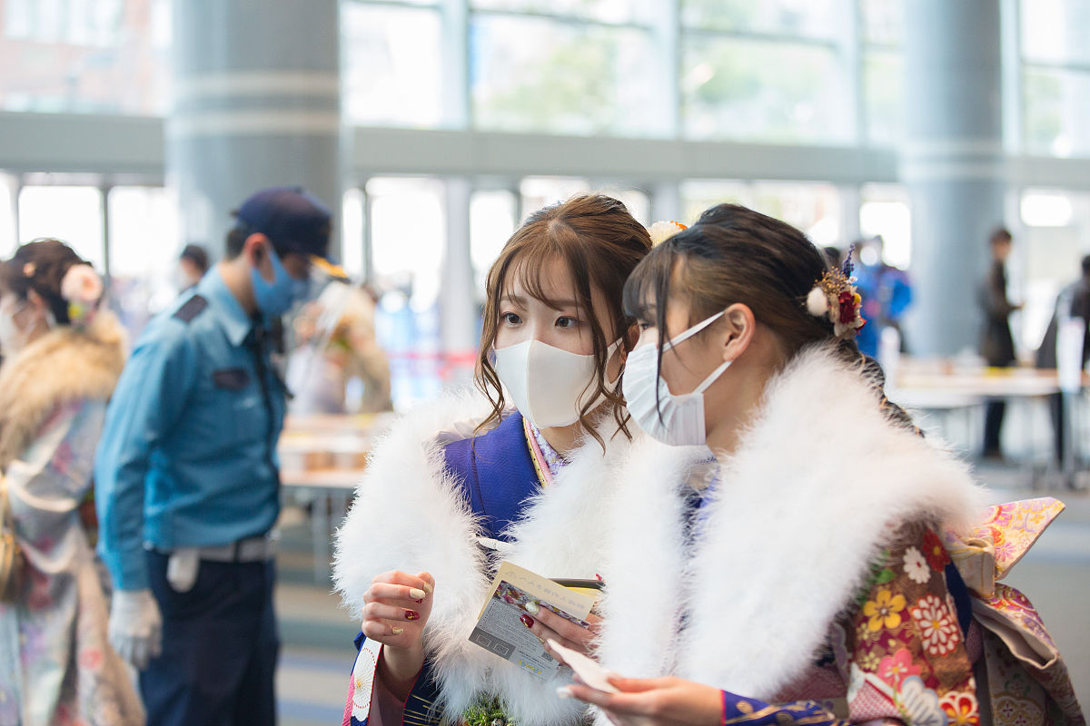 当地时间2021年1月11日,日本横滨,少男少女穿着和服参加成人礼.据悉,
