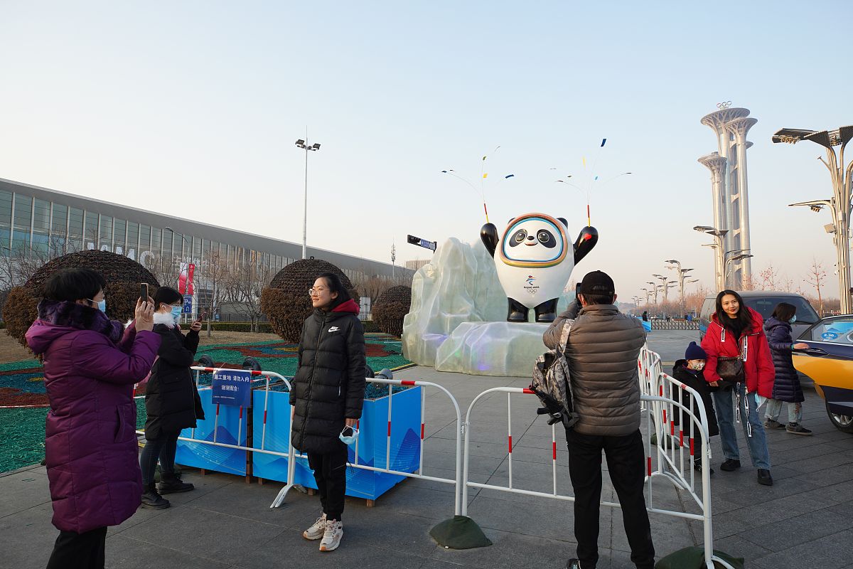换个说法：并且大型运动赛事期间相关的文化产品毋庸置疑会成为热门话题其中冰墩墩就在社交媒体上成为了公众的热门谈资成为一种社交货币越来越多的人加入到对冰墩墩的讨论与追捧中增强了人们的民族自豪感获得了社会认同增强了文化自信。