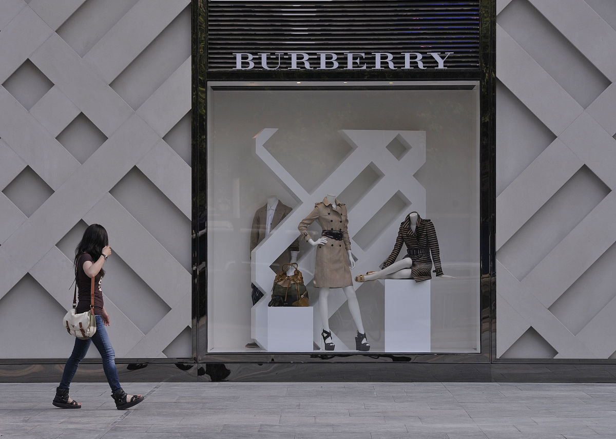 2012年05月10日,行人从南京一家burberry巴布瑞专卖店的橱窗前走过.++