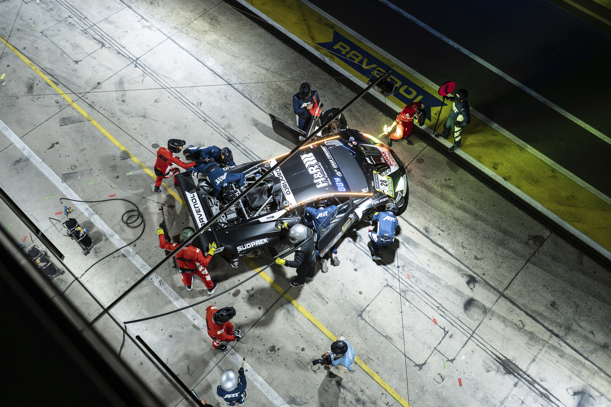 写一段介绍CvTConvolutions to Vision Transformers优点的英文论文段