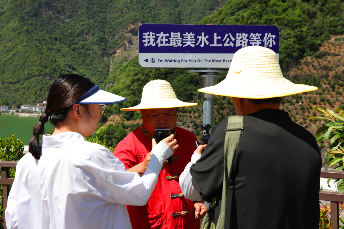 最美公路人：他们的故事与奉献 | 10个文章题目推荐