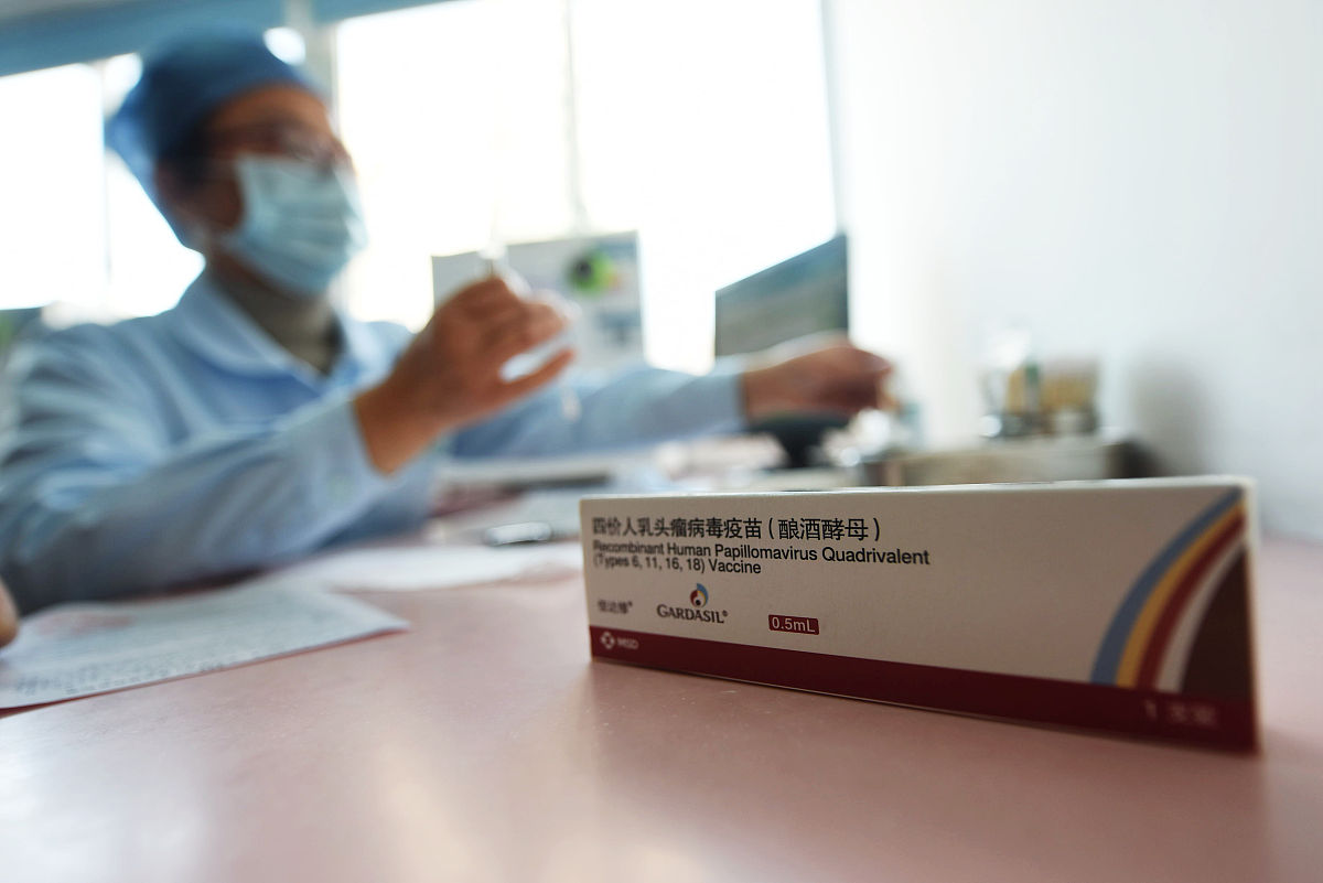 HPV疫苗是安全的经过了多次严格的临床试验和批准。所以我们可以放心地打疫苗不必担心会有什么副作用。 把这段话改得更像一首诗