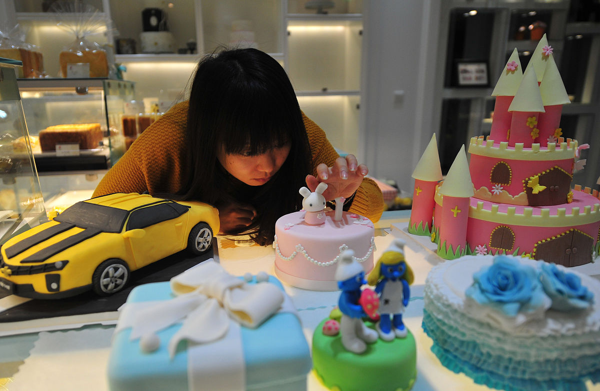 2013年12月16日,辽宁省沈阳市,马佳佳制作翻糖蛋糕.