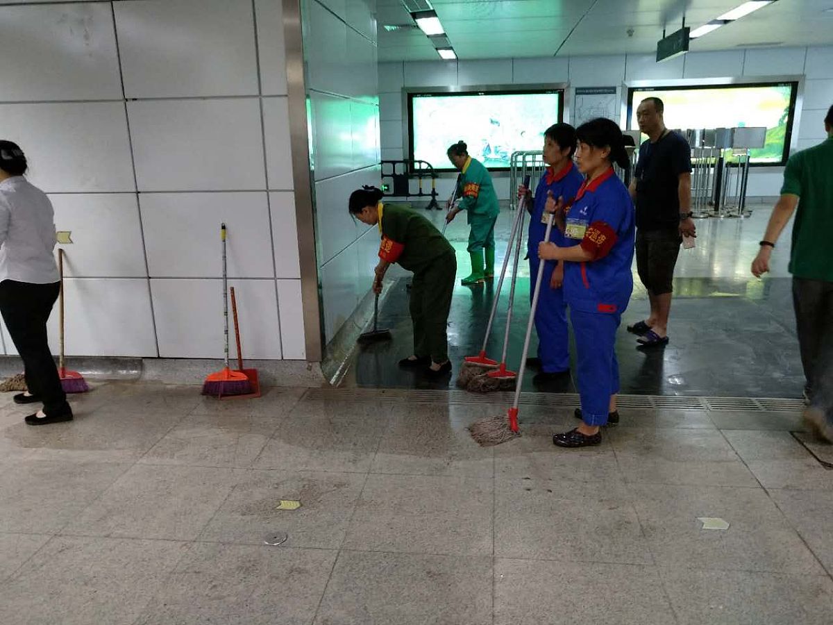 打扫宿舍卫生清洁消杀。我负责扫地、扔垃圾、摆放公共物品位置。劳动实践心得体会200字左右