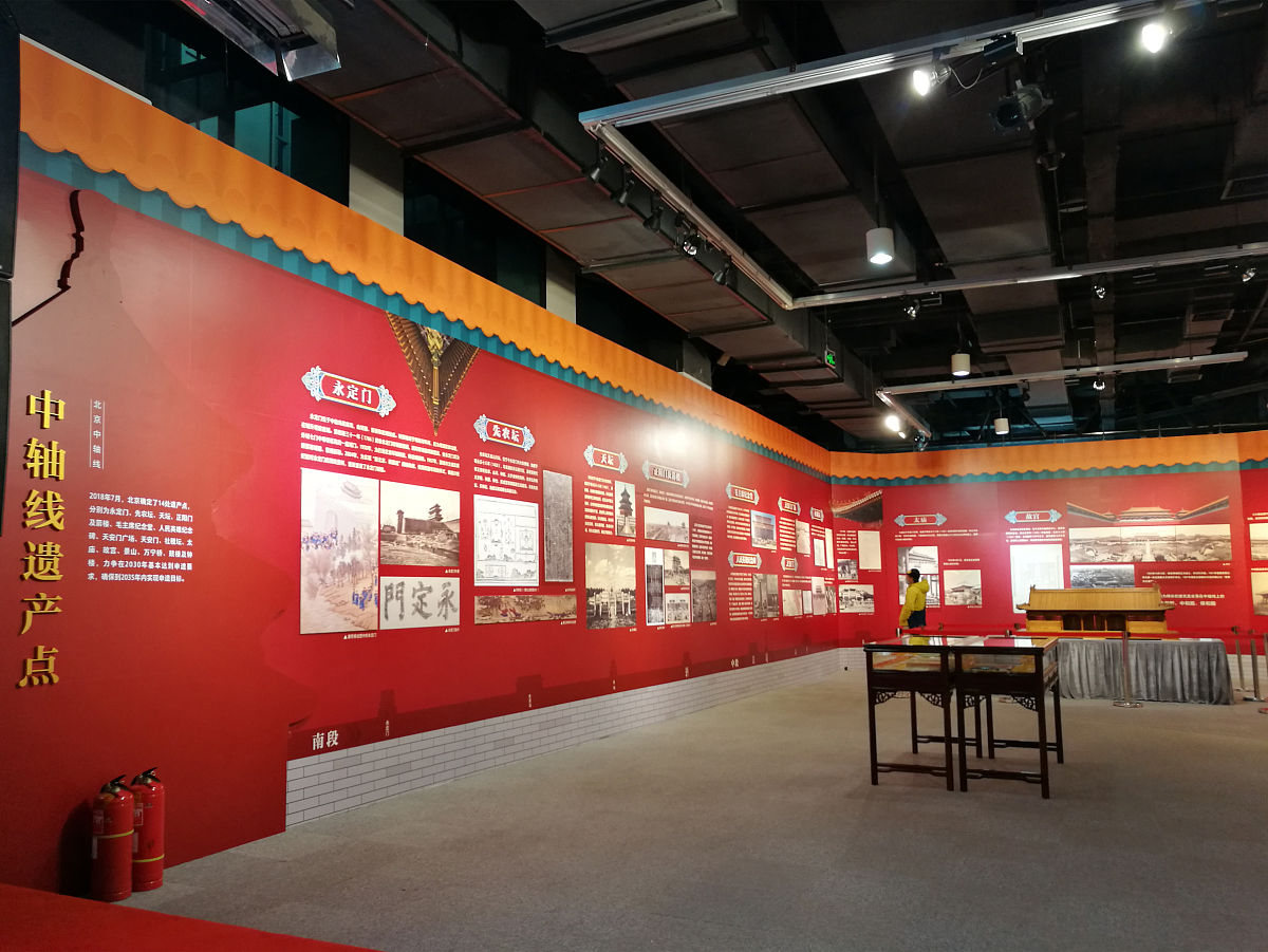 写一个红色文化的展示空间 地面用红砖