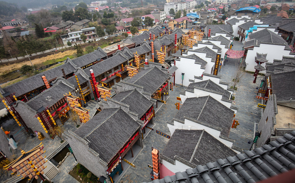 中文论文题目为《赣州宋城文化的文旅转化路径和发展举措研究——以赣州历史文化旅游街区为例》注意论文结构写多一点要有参考文献描述详细些