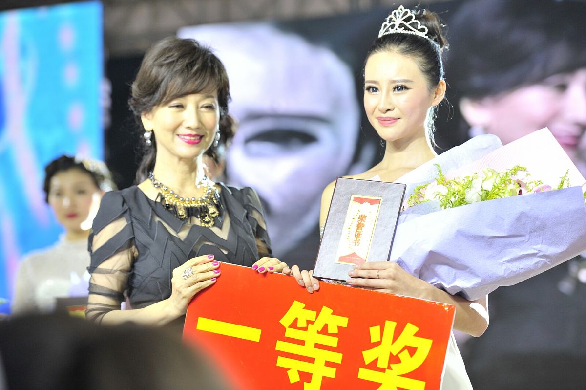 2014年11月16日,昆明,"寻找最会过日子的女生"活动. 赵雅芝