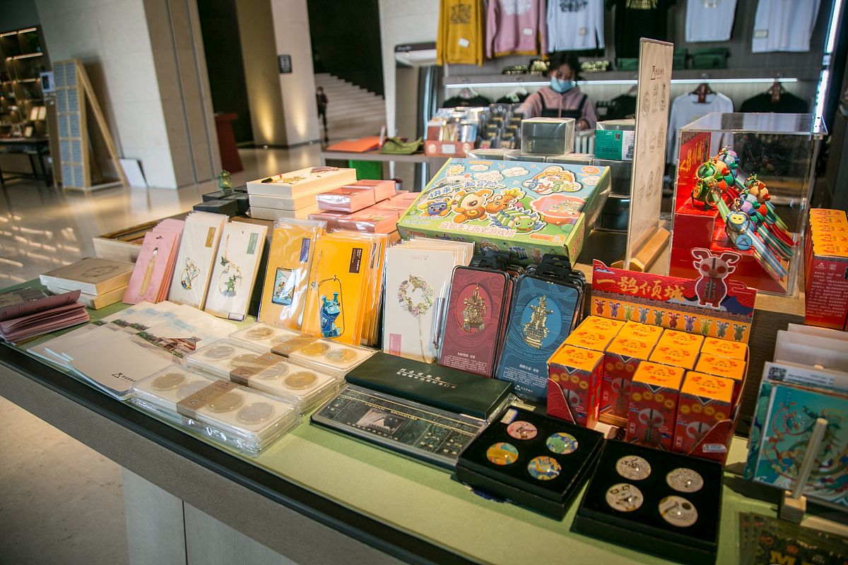 就河南博物院文创四神守护保温杯这一款文创商品写作一篇适合小红书平台的社群文案推荐该商品。要求：依据产品特点和受众特点结合本节所讲的社群文案写作要领可穿插图片要求文案的结构完整包含标题、开头、正文和结尾不少于300字。