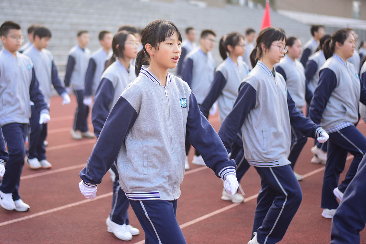 2021年11月18日,江苏苏州,高新区实验初级中学开展丰富多样的大课间体