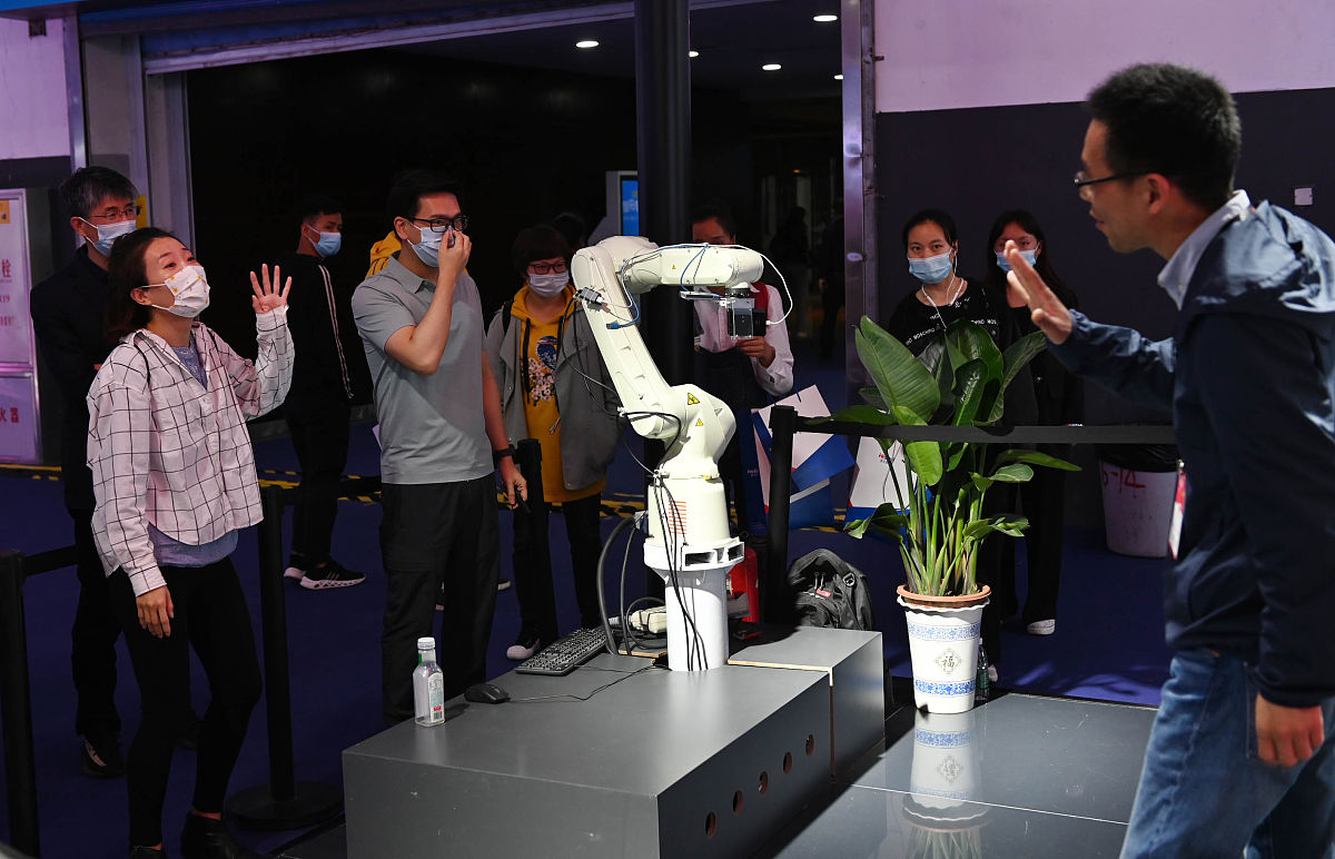 纵深推进‘实力、数智、人文、美丽、幸福章贡’建设：问题、对策与建议