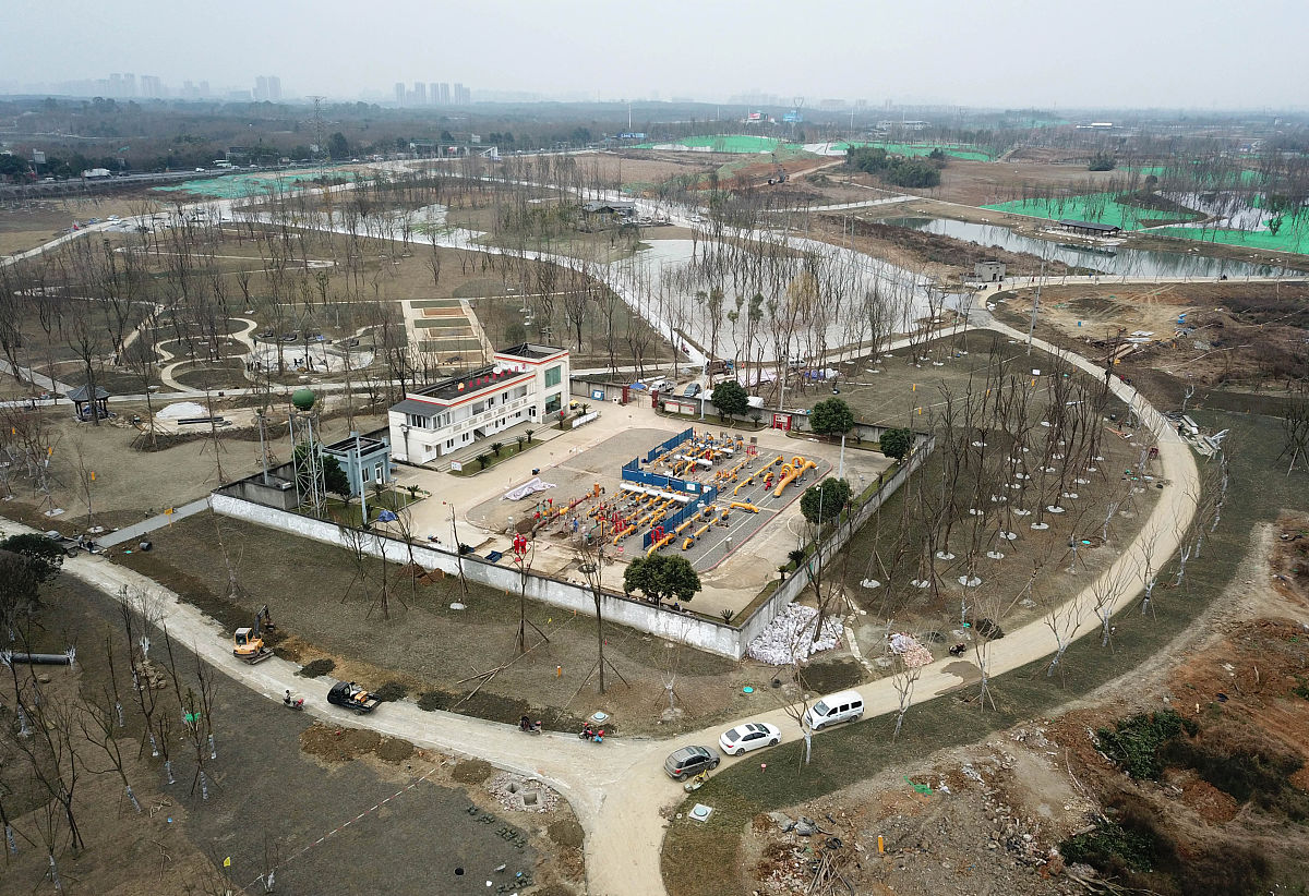 商丘市人民公园绿地违建办公楼，临管部门：多次叫停，现在规划之内吗？
