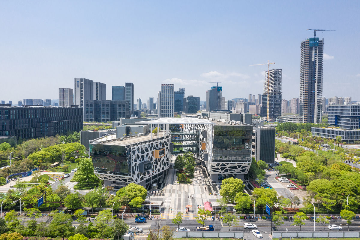 依据原先要求请你重新组织语言我要求得到一份总字数为3200字的以杭州的滨江高科技园区为例并且有1简述创新集群概况2分析创新集群类型形成模式3分析创新集群中的创新及知识产权4分析创新集群的集群经济特点及形成原因5 分析创新集群对当地经济发展的贡献对集群知识产权工作提出建议6 对创新集群和集群经济发展的认识体会6大板块的创新集群报告