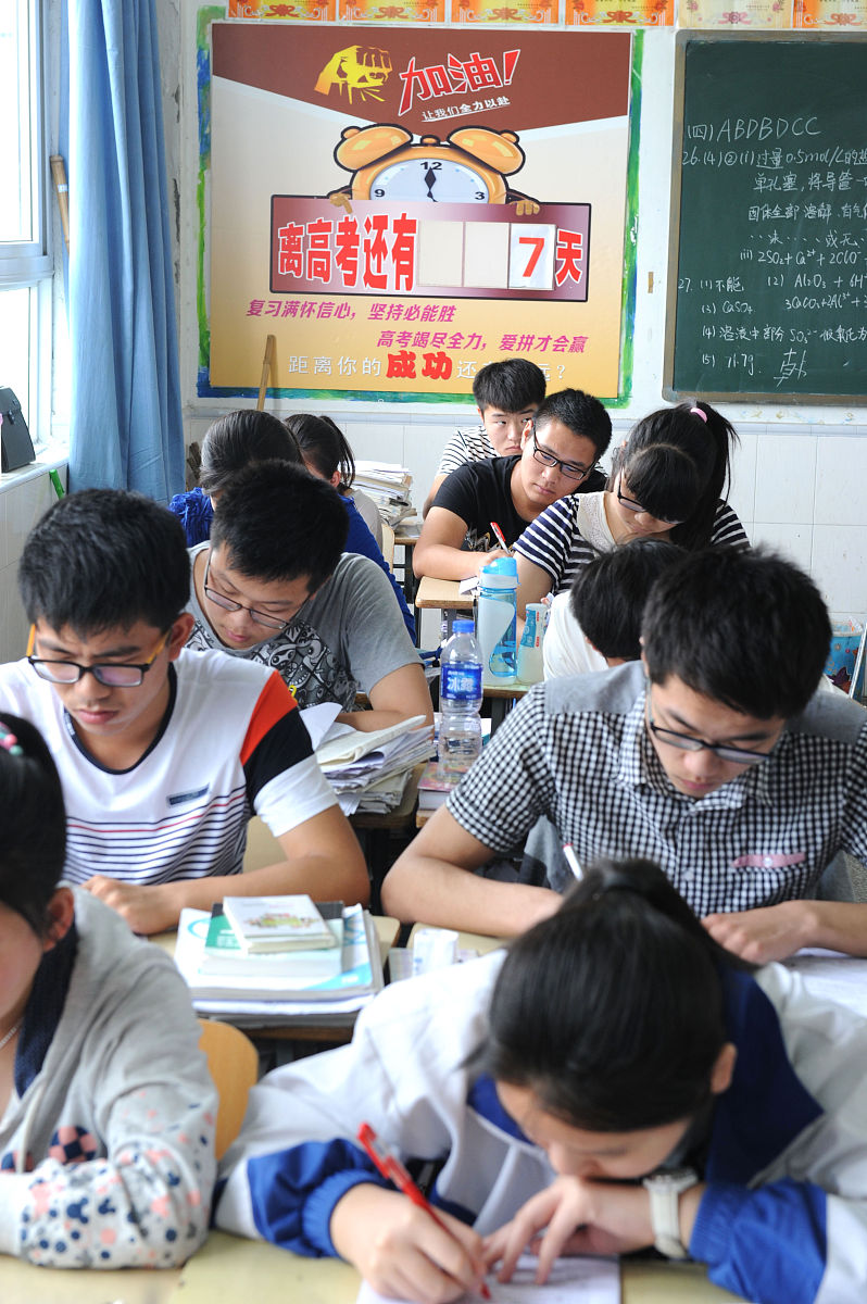 写一段期末考当天的环境描写