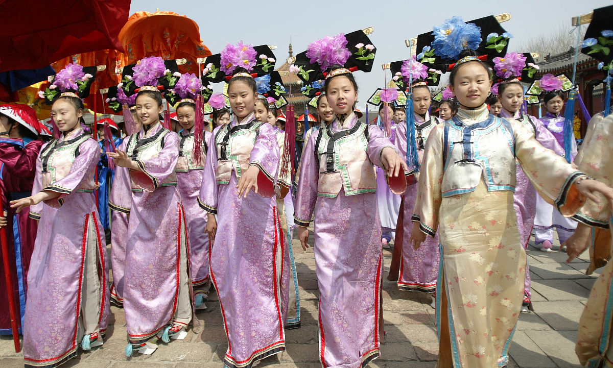 2005年4月18日,已经创建380年的沈阳故宫内正在预演700人参与的大型宫