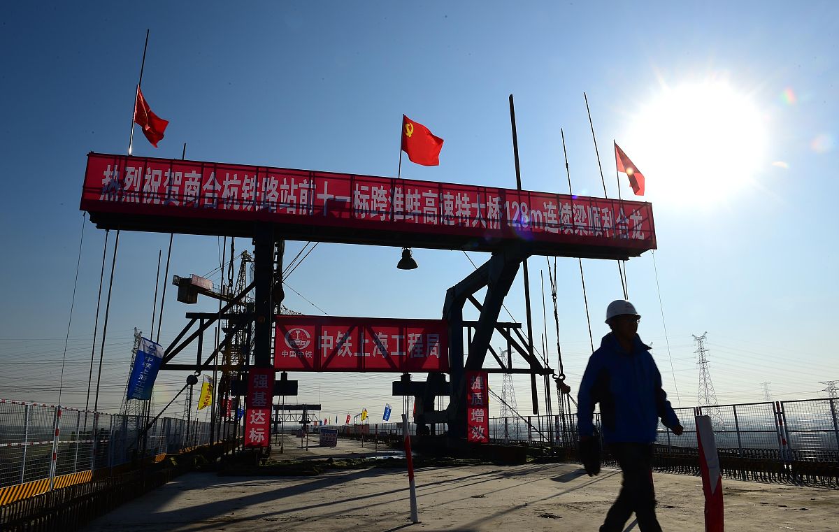 中铁二十局员工实践报告：高速公路建设、现场考察和项目评估