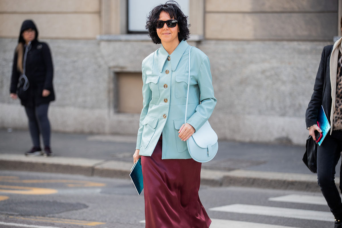 如今人们更愿意追求个性化和与众不同的形象。选择复古老钱风的穿搭在内敛简单的配色中通过优质面料和精细的剪裁来透露出个人的品味。今年7月社交媒体上复古老钱风的穿搭服装越来越受欢迎。一些时尚博主分享了各种风格的复古老钱风服装。翻译成英文