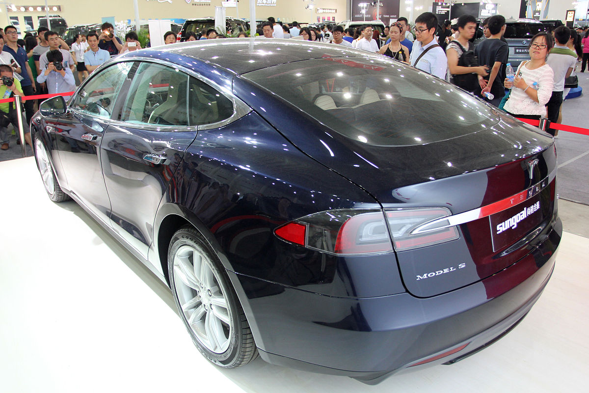 特斯拉vs比亚迪: 电动汽车巨头的深度对比