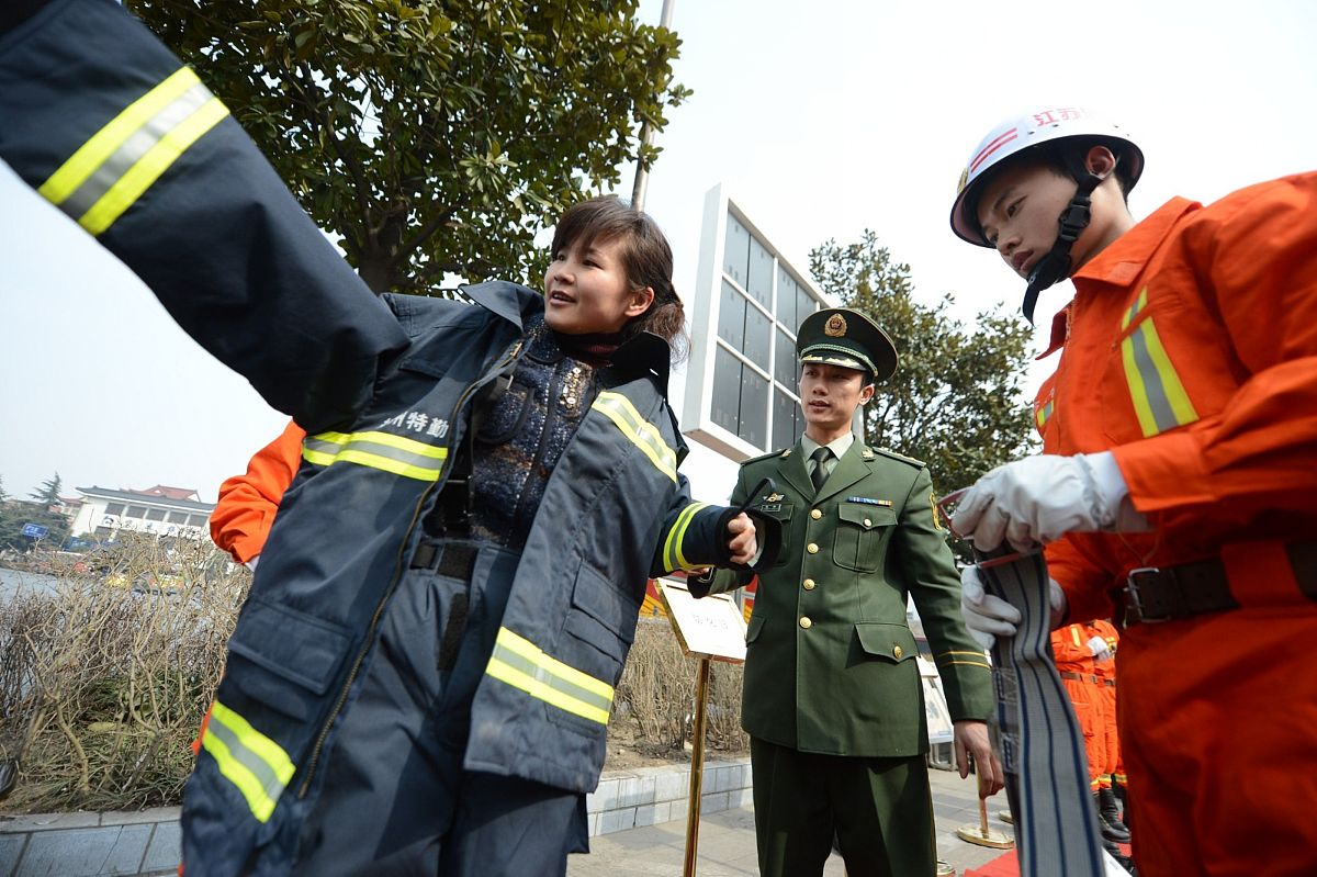 北京消防员冯振在强降雨抢险救灾中英勇牺牲，英雄事迹感动全网