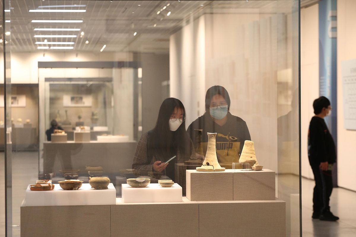 2021年4月20日,南京六朝博物馆,展览共展出该墓出土并清理完成的200余