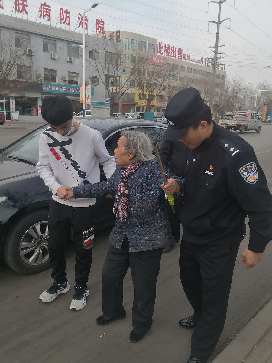 门卫保安 送丢失老奶奶找到家人