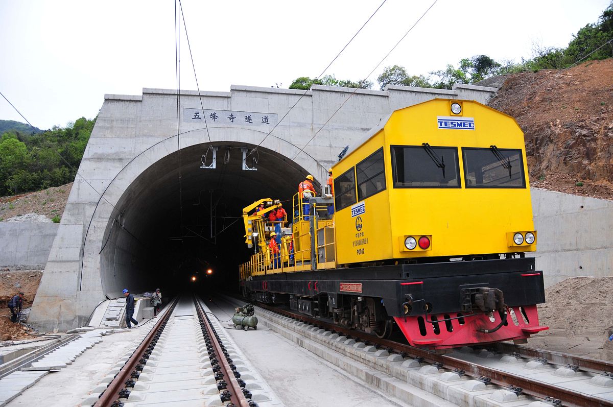 铁路区间光纤通信系统研究：提升铁路运输安全性和效率