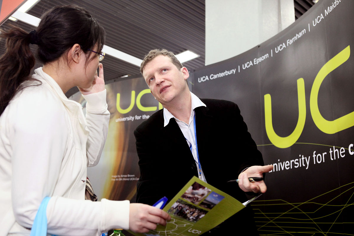 续写文本市医疗保障局局长人大述职报告主任、各位副主任、秘书长、各位委员：  2019年2月市人大常委会任命我为市医疗保障局局长。任职以来在市委、市政府的坚强领导和市人大常委会的监督支持下我紧紧围绕全市谱写追赶超越新篇章总体目标把更好地保障病有所医、增进群众健康福祉作为政治责任忠诚担当攻坚克难改革创新全市医疗保障事业步入高质量发展快车道群众获得感幸福感得到提升。现将履职情况报告如下请审议。  一、坚