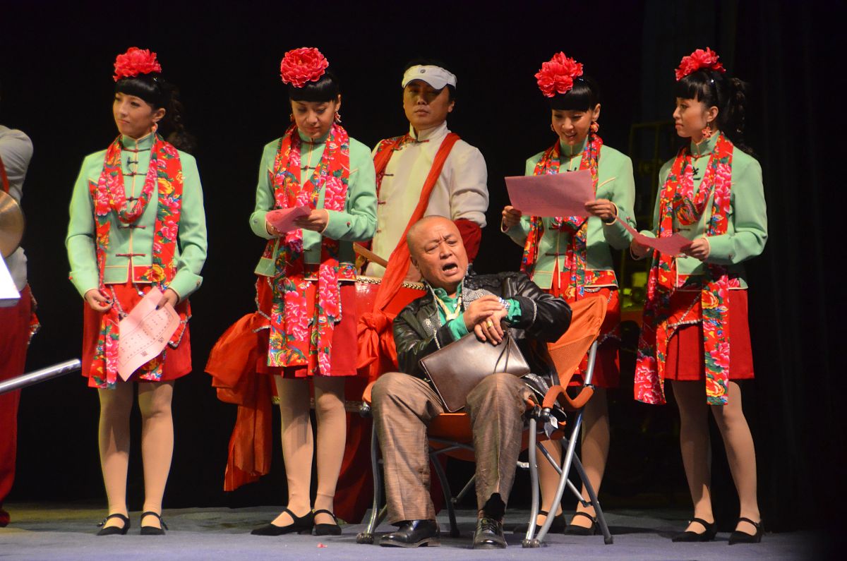 11月14日至17日,农村生活喜剧《代理村官》在辽宁中华剧场上演.该剧由