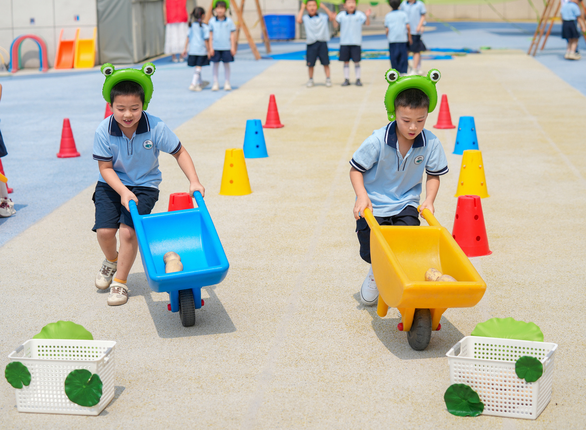 写一篇幼师关于安吉游戏中角色游戏的教育建议包含：推广措施、方便有效