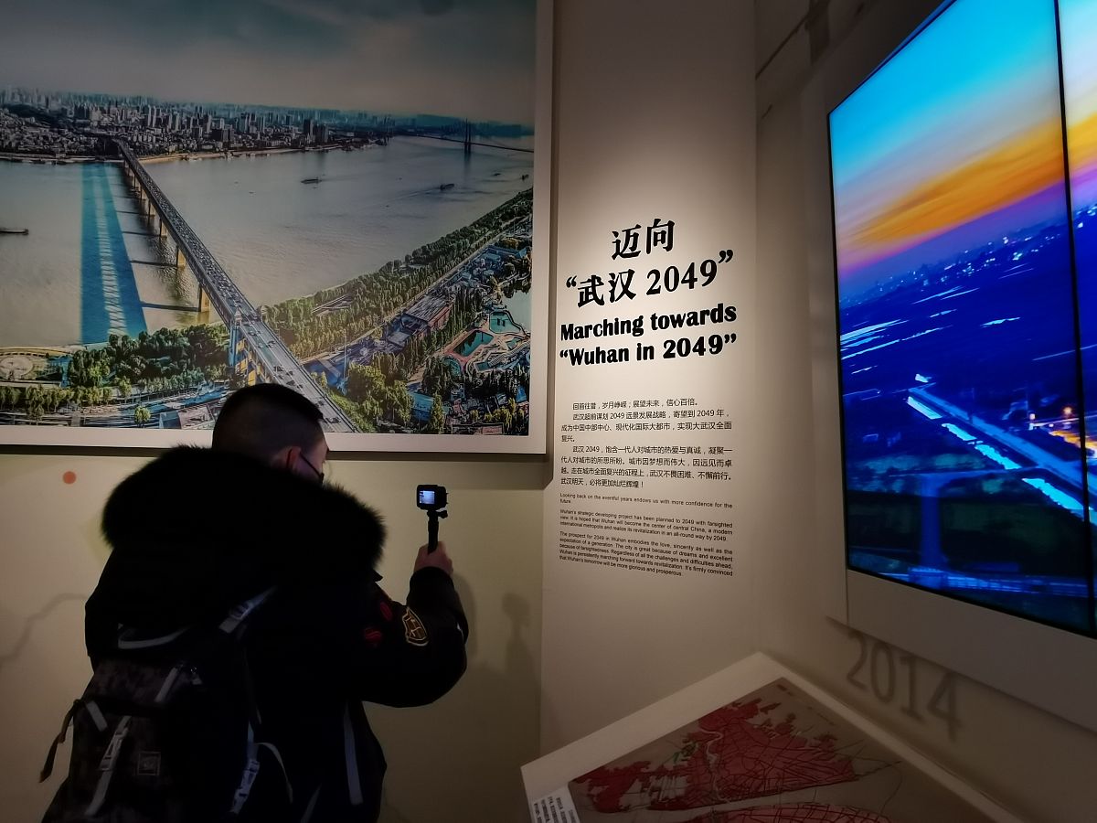 2022年1月4日,武汉,市民在江汉关博物馆观看《江汉朝宗——武汉城市现