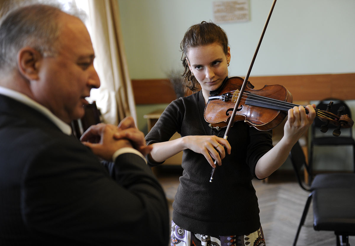 请你站在一名中国律师的角度告诉我当我花2400元买了12节小提琴课当时培训机构交钱后没有与我签合同并且没有给我发票。我只上了一节课对方就给我换了授课老师导致我不想再去上课了现在我需要申请退款对方拒绝了我要向法院起诉对方起诉的步骤是什么？我该准备一些什么材料？材料内容改如何写请给我一个模板。