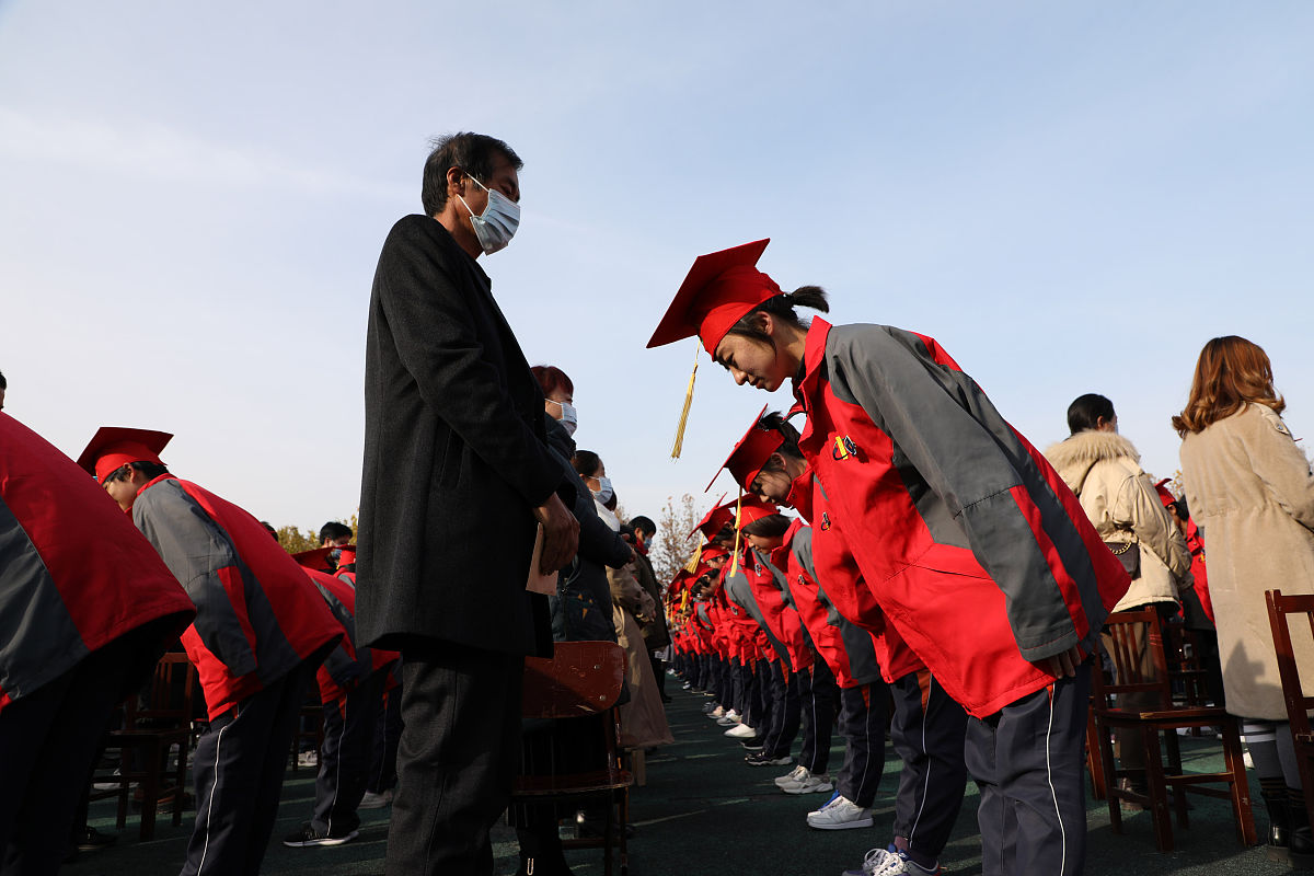 2020年11月28日,在山东省滨州市博兴县第一中学"成人礼"上,高三学生向