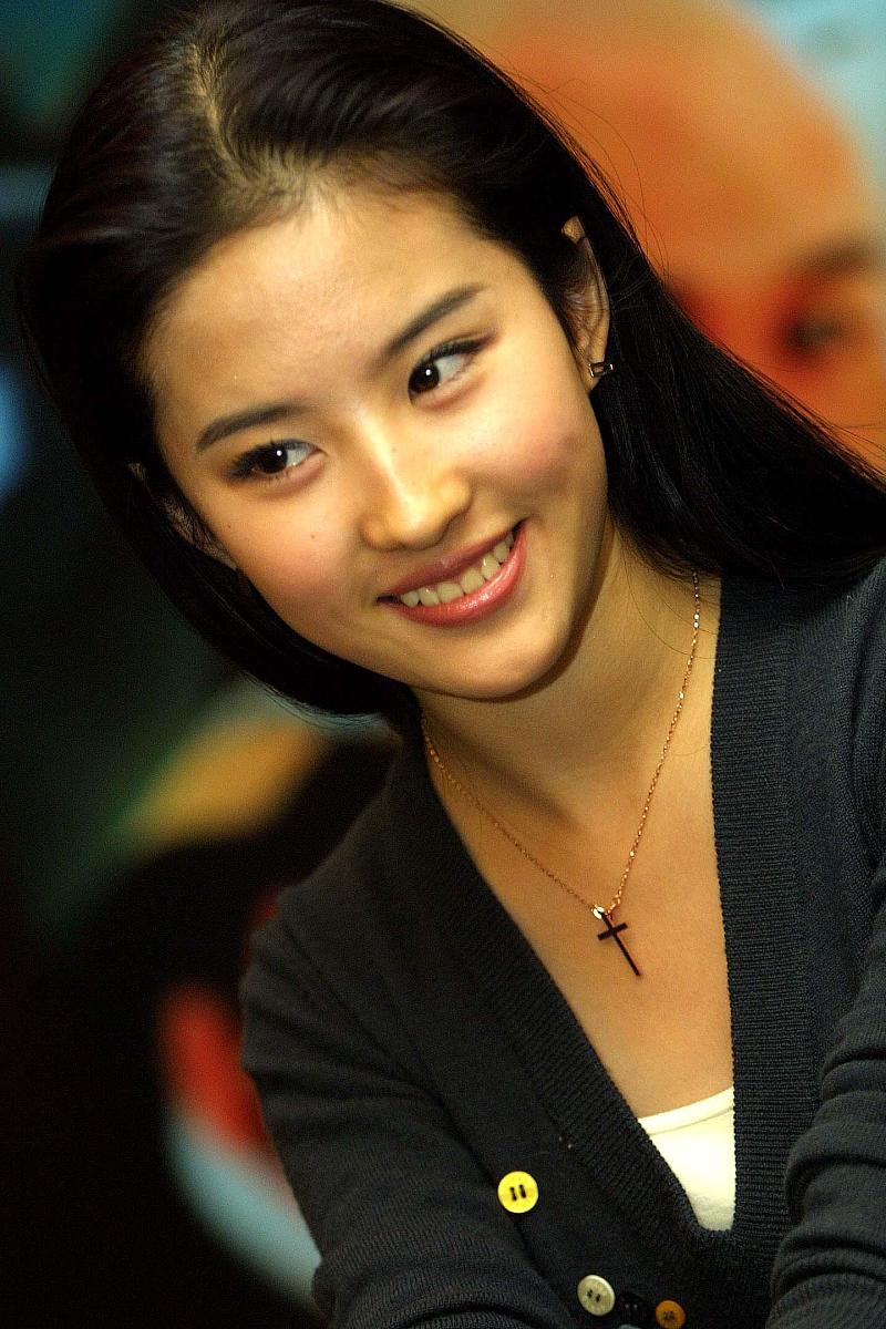 刘亦菲出道近20年，从《金粉世家》白秀珠到如今的仙气女神