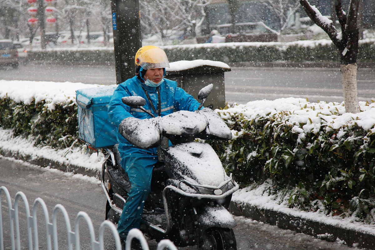 2022年2月7日,南京市,饿了<strong>么</strong>快递员在大雪中送餐.