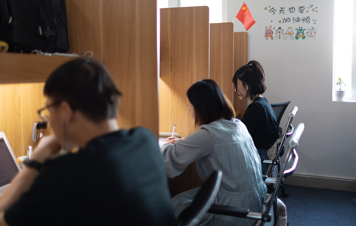 室友上课看av怎么办