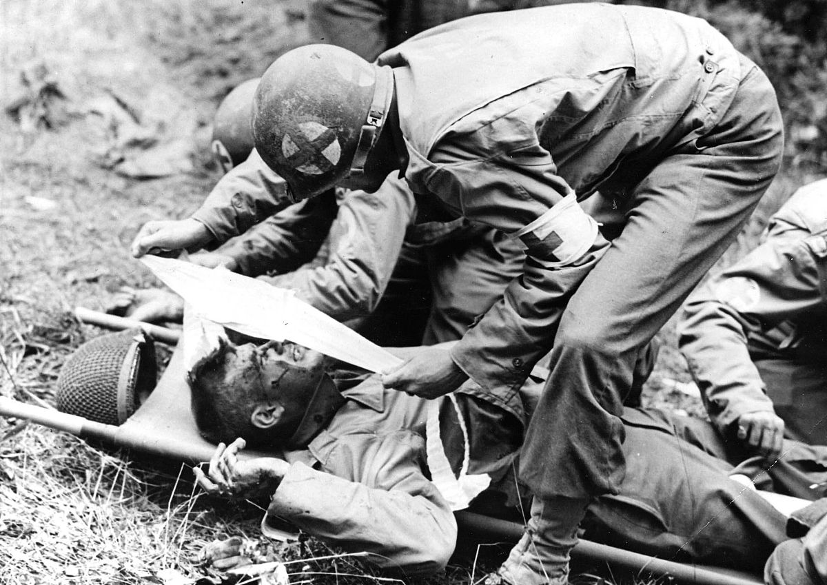 guerre second world war, a gi's injured by a german shrapnel is 
