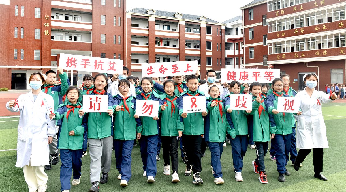 2021年11月29日,在江西景德镇市乐平市第九小学操场上,来自乐平市疾控