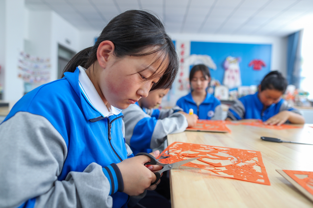 重庆大足职业教育中心民间传统工艺专业课程设置：传承与创新