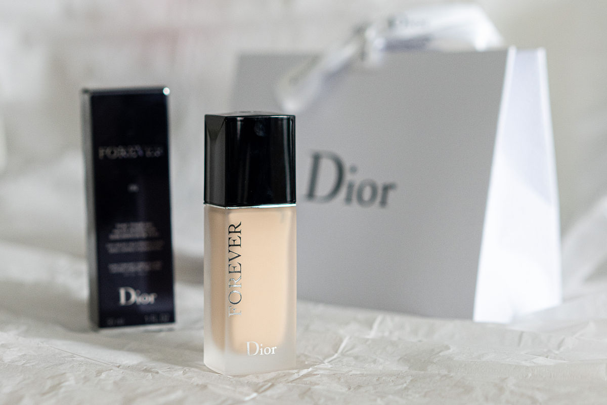 秀场专用粉底液：轻薄透亮，持久不脱妆