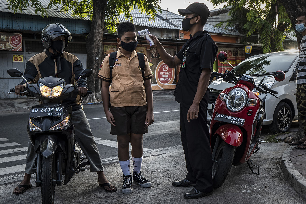 你现在的身份是论文作者请对论文《小学数学课堂即时评价的现状研究——以唐山市路北区A小学为例 》的1绪论进行撰写11 研究背景	12 文献综述121 小学数学即时评价的现状研究	122 小学数学课堂即时评价存在问题的研究	123 小学数学课堂即时评价的策略研究